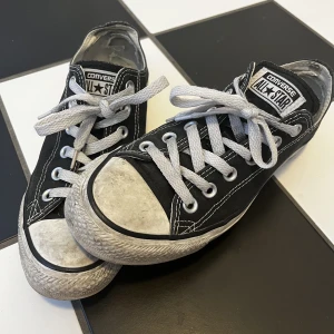 Låga svarta converse - Säljer mina låga svarta converse eftersom dom blivit försmå. Jätte fina skor nu till sommaren❣️. ( + Frakt och betalning sker genom swish).
