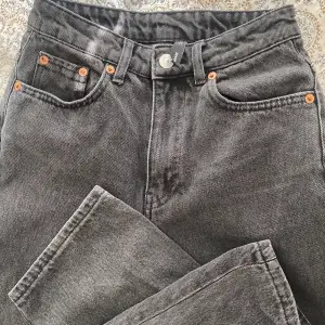 Säljer mina jeans från Weekday i modellen ”Voyage” och färgen Echo Black som jag har använt sparsamt, de blev något gråa efter någon tvätt, annars är de i bra skick. Har växt ur jeansen och får tyvärr inte på mig dem längre. (2 sista bilderna är lånade) 💖