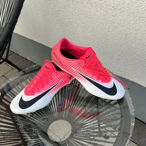 Nike Mercurial Vapor Xi Fg - Använda, skick 6/10. En dobb på skorn är sliten. Pris kan diskuteras