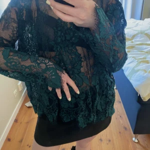 Spets tröja  - Spets tröja från Zara i blå svart färg! 