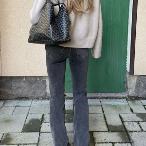 Weekday Arrow Jeans - Slutsålda!!! Helt oanvända jeans från Weekday i modellen Arrow Low 🤍 tyvärr förstora för mig i midjan, storlek 28/32 🫶🏼 (lånade bilder, kan skicka egna)