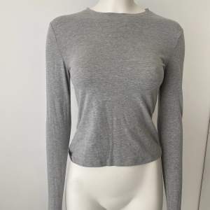 En basic grå långärmad tröja från H&M i storlek S. Finns tecken på användning men inga fläckar eller hål. 