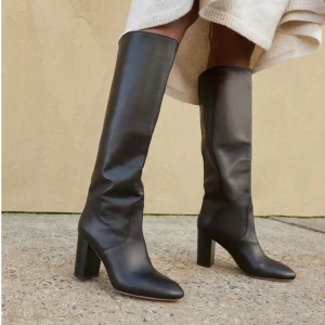 Svarta stövlar - Raka svarta stövlar med klack och dragkedja på sidan💗säljer då jag tkr dom är lite för små🌸köpte från zalando förra året😍stl 38