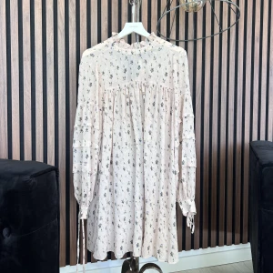 Klänning - Supergulliga klänning som endast använts 1 gång! 