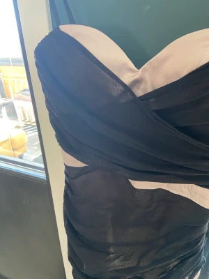 Festklänning  - Festklänning från Elise Ryan i nyskick. Strl xs. Kommer från djur- och rökfritt hem. 