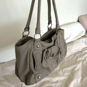 Vintage väska - Haft den i flera år men har inte kommit till någon användning 😊  Många intresserade ni får buda i kommentarsfältet (ENDAST seriösa)  Direktköp: 350kr + gratis frakt