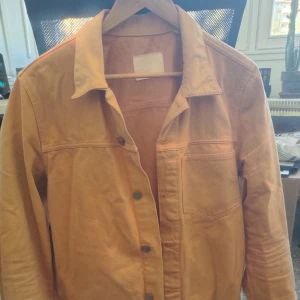 Jeansjacka orange - Jag säljer en jeansjacka i storlek herr M. Den är lite solblekt (coolt ju!) men i övrigt hel och ren!