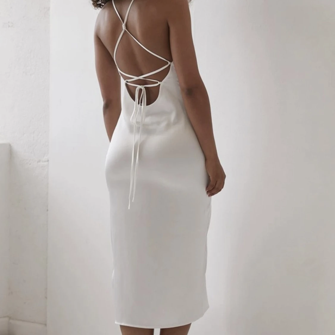 Vit satin klänning