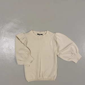 Blus - Denna tröja sitter sååå fint på, men tyvärr är det dags att göra dig av med den😊 Kan tänka mig att den passar storlek S också