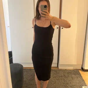 Klänning  - Lång klänning använd 1 gång i storlek xs