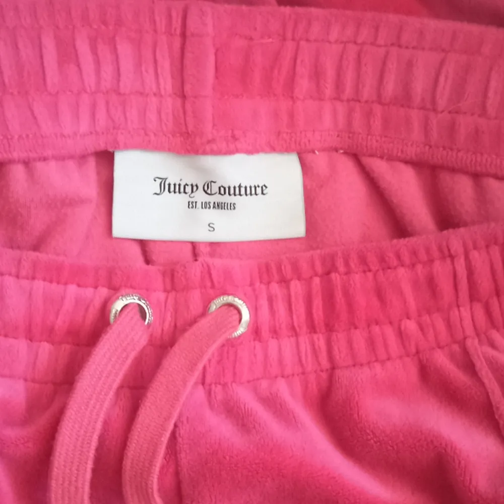 Säljer nu mina juicy Couture mjukis i färgen Neon Rosa storlek S men passar även M använda 1 gång då det var fel storlek. Så dom är näst intill nyskick. Kan postas även mötas i Borås dessa mjukis går inte att köpa längre om du inte köper dessa begagnade. . Jeans & Byxor.