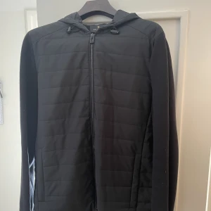 Belstaff cardigan jacka - Cardigan jacka från Belstaff. Storlek L sitter som L. Perfekt till våren. 9/10 skick köpt på NK 2022