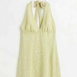 Klänning - Såå himla fin klänning men öppen rygg som passar perfekt till sommaren! Storlek S och är helt oanvänd💓