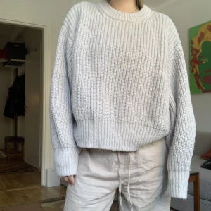 Ljus grå stickad tröja  - Super fin och skön ljus grå stickad tröja från H&M i strl S men lite oversize modell. Säljer då jag har flera liknande🫶perfekt för sena sommarkvällar🌼 Köpare står för frakt💕💕
