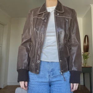 Brun läderjacka - Storlek M/L. Äkta läder. Märke Vero Moda vintage, inga defekter
