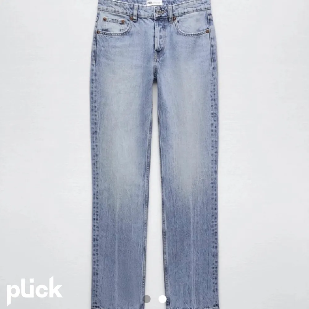 Jag säljer mina mid rise jeans ifrån Zara pga att de är för små. Inköpta hos zara förra våren för 349kr. Använda men i bra skick, tveka inte efter att fråga efter fler bilder💕. Jeans & Byxor.
