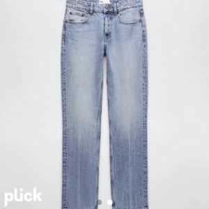 Zara straight mid rise jeans  - Jag säljer mina mid rise jeans ifrån Zara pga att de är för små. Inköpta hos zara förra våren för 349kr. Använda men i bra skick, tveka inte efter att fråga efter fler bilder💕