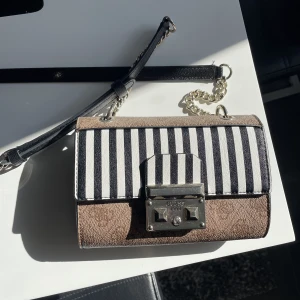 Axlebandsväska - Superfin väska från Guess, endast använd nån gång så skicket är jättefint💕 