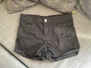 Shorts nyskick 38  - Shorts storlek 38 ej frägblekta, som nya . Samfraktar