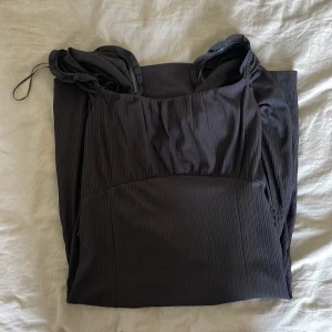 Klänning - Jätte fin svart sommarklänning, öppen i ryggen. Inte använd  Köp varan via köp nu! 