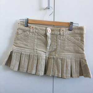 Min systers lågmidjade kjol från Calvin Klein Jeans, jättefint skick! Lågmidjad och veckad nertill, i manchestertyg. Perfekt till sommaren! Storlek S. Mått, midja: 39 cm, längd fram: 29,7 cm, längd bak: 32,5 cm.