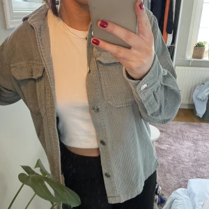 manchester skjorta 🤍 - superfin ljus grön/blå manchester jacka. 🌿  kan både användas som jacka & skjorta. 