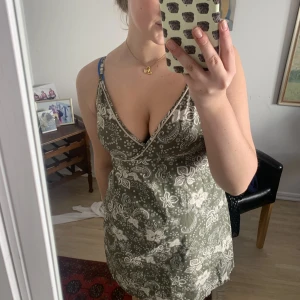 Paysley klänning  - Mammas gamla klänning i strl 42, men sitter verkligen som en M/S! Har band som kan regleras samt har klippt den då jag ville ha den kortare, dock inte sytt den där nere som förmodligen behövs 