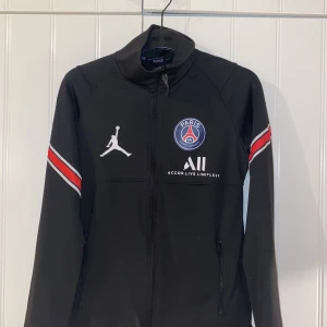 Psg tröja -  Jättefint plagg som inte kommer till användning!! Populär✨