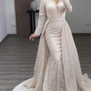 Säljer denna super fina klänningen som är använd bara en gång, köpte för 6000 och säljer för 4500. Priset går att diskuteras, lånade bilder