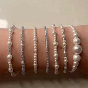 Armband - Säljer egengjorda armband🤍De är gjorde med elastisk tråd och passar därför alla, bara att mäta handleden vid köp och så fixar jag en till dig🤍☺️Kostar 30kr styck och vid köp av fler blir det billigare pris☺️Kan anpassa armbandet och göra den som du vill🤍