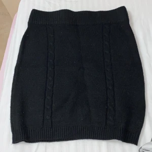 Svart stickad kjol - En jättefin och mysig kjol som passar till alla evenemang. Den är från Gina Tricot. Har fått många komplimanger när jag har haft på mig den. Är i storlek xs men borde även passa S. Köparen står för frakten ❤️