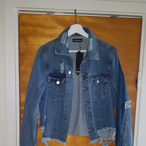 Denim Jacka  - Helt ny denim jacka i strl M med alla lappar kvar säljer den då den tyvärr blivit för stor för mig 