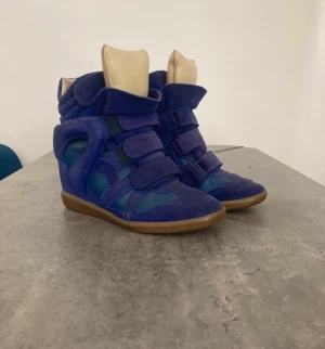Isabel marant skor  - Isabel marant skor i storlek 39 , dem är jätte fina och unika ❤️ använda fåtal gånger Dustbag och box kommer med , dem är självklart äkta 🌟 frakten kostar 109kr möts upp endast om du har betalt halva innan för att jag har blivit lurad många gånger ❤️💕