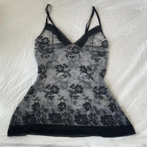 spetslinne - använd köp nu! så fint spetslinne perfekt till fest💋