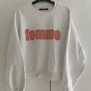 En fin vit sweatshirt från Bikbok i storlek M med tryckt text ”Femme” på framsidan. Fint skick.