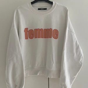 Sweatshirt med tryck - En fin vit sweatshirt från Bikbok i storlek M med tryckt text ”Femme” på framsidan. Fint skick.