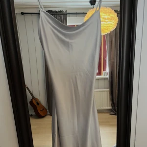 Satin Klänning - Satinklänning från superdry! Använd endast en gång, passar perfekt till lite finare tillfällen! Den är midi så slutar under knäna 