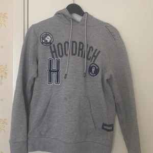 Hoodrich grå pacific hoodie  - Storlek xs Säljer för att jag köpte fel storlek och tappade bort kvittot  Använt en gång när jag skulle prova den Köpte för 800kr  Pris kan diskuteras vid snabb affär