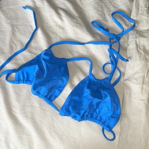 Bikini topp - Snygg bikinitopp från Weekday! Helt oansvänd, endast provad i butik! Kommer ej till användning 🥰