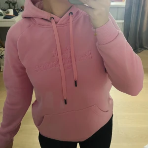 Peak performance hoodie - En peak performance hoodie i rosa💕 Använd ca 5ggr så väldigt fint skick. Storlek M men skulle säga sitter mer som en S! Köpt för 900kr