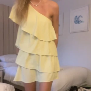 Zara klänning - Säljer min fina klänning från zara då den inte kommer till användning längre. Den är i super fint skick och perfekt till sommaren köp direkt 700kr