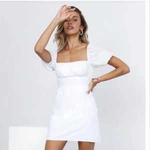 Studentklänning - Klänning från Dennis Maglic och kostar egentligen 899 kr. Prislappen är kvar! Perfekt för studenten!🌸 SÅ fin men säljer pga användes aldrig på min student💕Pris kan variera