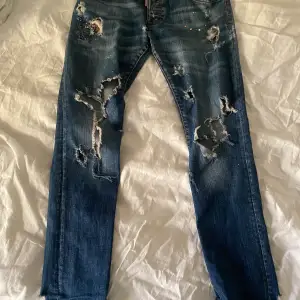 Äkta dsquared2 jeans  Nypris:4500  Storlek: 48 Kan visa skillnaden på äkta och fake om man inte ser det själv:)  Säljer billigt för att dom kommer inte till användning och har knappast gjort de 