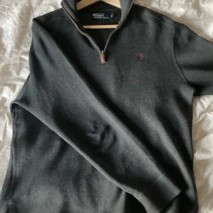 Polo Ralph Lauren Halfzip - Köpt på Plick för 450kr, använd fåtal gånger. Passformen är lite mer oversized än slim. Sitter lite stort på mig (jag är 182cm)