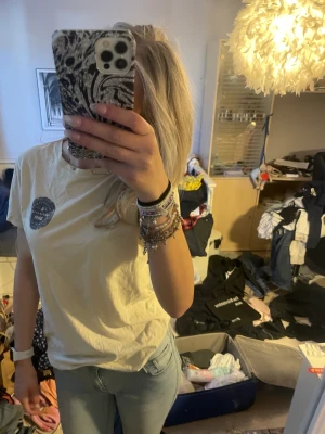 T-shirt  - Skönt T-shirt med tryck vid ens bröstet 