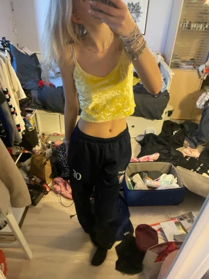 Gult glansigt linne - Väldigt skönt och gulligt linne