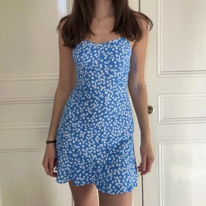Blommig klänning - Blommig klänning från zara. Väldigt luftig. Perfekt skick