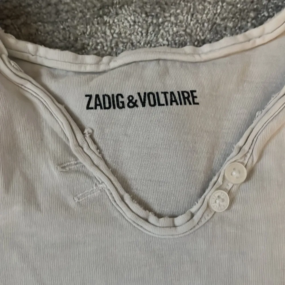 Säljer den här jätte fina tröjan från Zadig den är i storlek 14 alltså S. Säljer den pga att den inte kommer till användning. Den är verkligen super fin nu till sommaren. Köpt för 1095.. T-shirts.