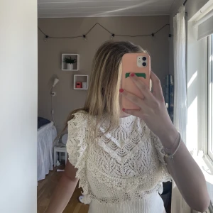 Virkad topp - Säljer denna jättegulliga vita virkade topp från Zara😍😍😍 Perfekt till sommaren❤️‍🔥