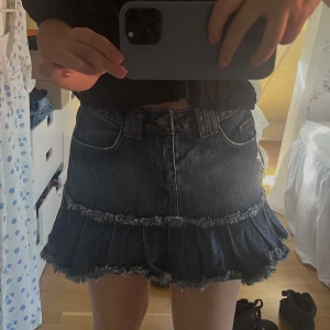 Minikjol i jeans - Supefin minkjol i jeans med volang. Storlek S. Säljer då den är något stor på mig, har vanligtvis XS. Fint skick och perfekt till sommaren❤️
